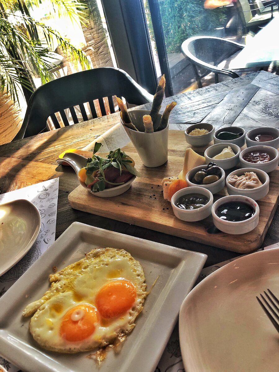 Традиционыый завтрак называется "Серпме кахвалты"