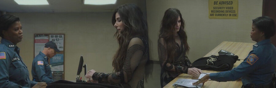 Дебби Оушен получает свои вещи.