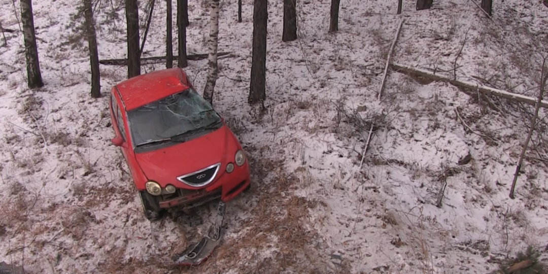 На выезде из Миасса машина вылетила в кювет