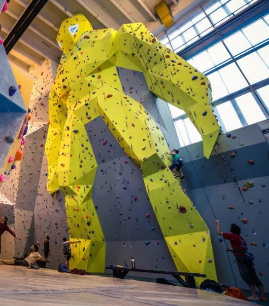 Скалолазная стена.