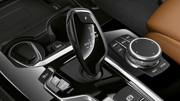 titletitleРядный 6-цилиндровый бензиновый двигатель BMW TwinPower Turbo.
Внушительная мощность, ровная и плавная работа, а также потрясающий звук — вот что отличает рядный 6-цилиндровый бензиновый двигатель BMW TwinPower Turbo семейства BMW EfficientDynamics. Сочетая в себе турбонагнетатель TwinScroll с Valvetronic, Double-VANOS и высокоточным впрыском, его мощность достигает 240 кВт (326 л…BMW xDrive.
Система интеллектуального полного привода BMW xDrive с электронным управлением распределяет крутящий момент между передними и задними колесами плавно и бесступенчато. В результате повышаются тяговые и динамические характеристики, а также уровень безопасности независимо от ситуации.8-ступенчатая АКПП Steptronic.
Опциональная спортивная 8-ступенчатая АКПП обеспечивает высочайший уровень динамики, эффективности и комфорта: быстрые переключения позволяют улучшить показатели разгона, точный подбор передаточных чисел позволяет менять ступени практически незаметно. Одновременно двигатель работает на идеальных для набора мощности обо…