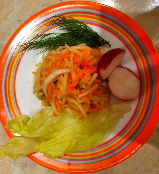 Обычное оформление овощных салатов