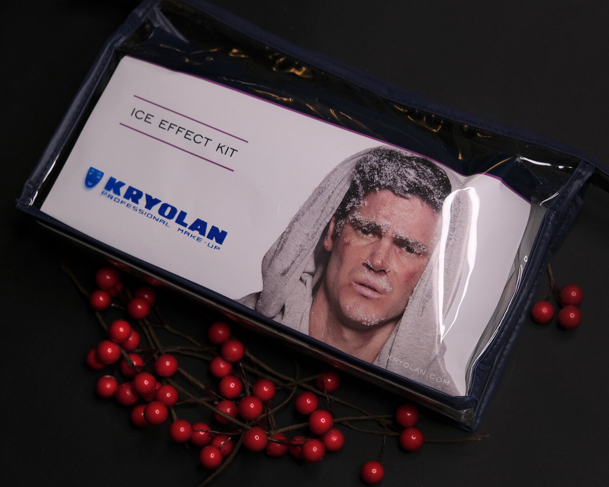 Фото автора. Тот самый набор спецэффектов для создания льда и снега на лице. 