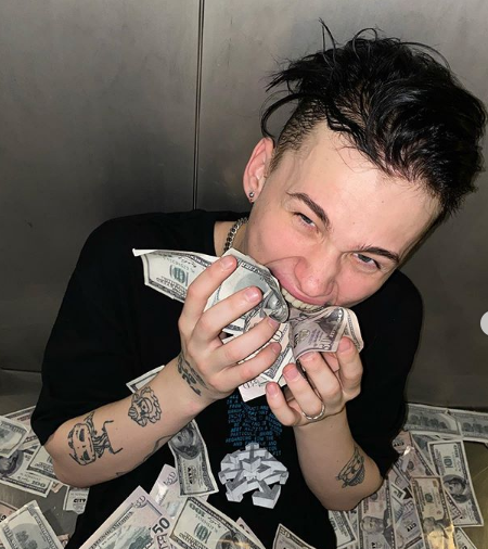 Даня Милохин https://www.instagram.com/p/CCYrk4xnM0X/