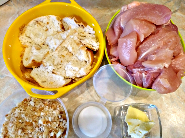 Все, что нам потребуется. Булка уже замочена в молоке.