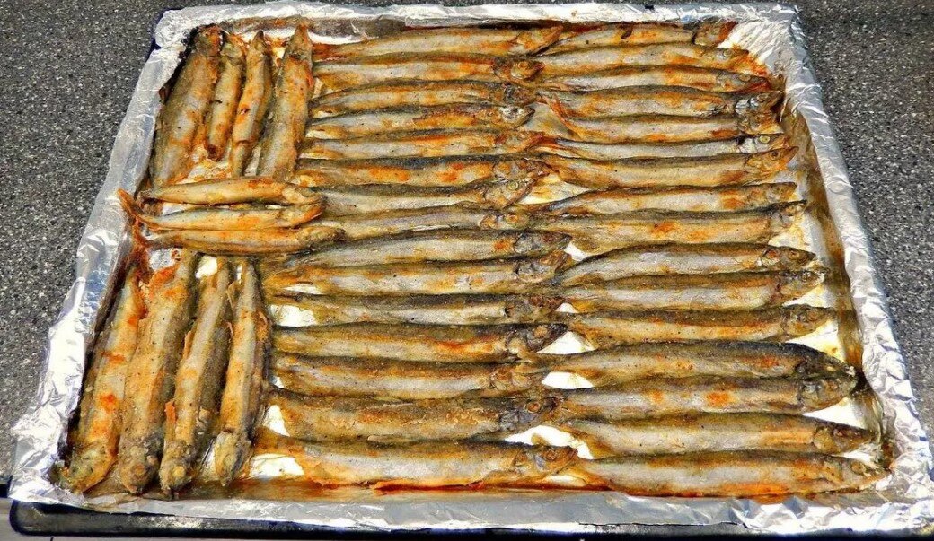 Можно вот так выложить на лист и в духовку, главное чтобы  рыбы не лежали друг на друге, рядышком можно