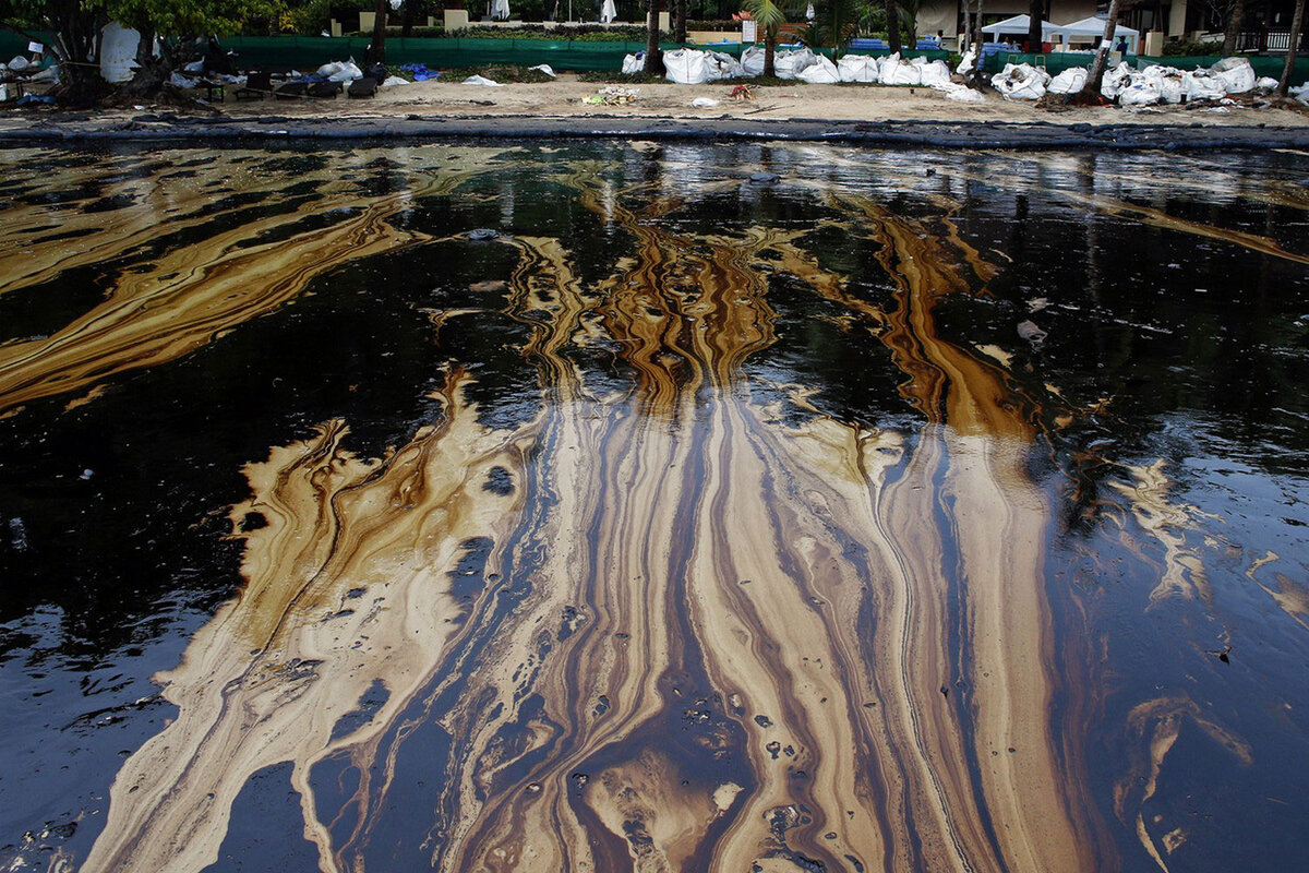 Нефтяное загрязнение. Загрязнение воды. Загрязнение воды нефтепродуктами. Разлив нефти. Загрязнение водоемов нефтью