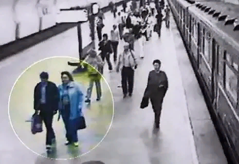 Марина Москалёва с неизвестным мужчиной идет к выходу из метро.
