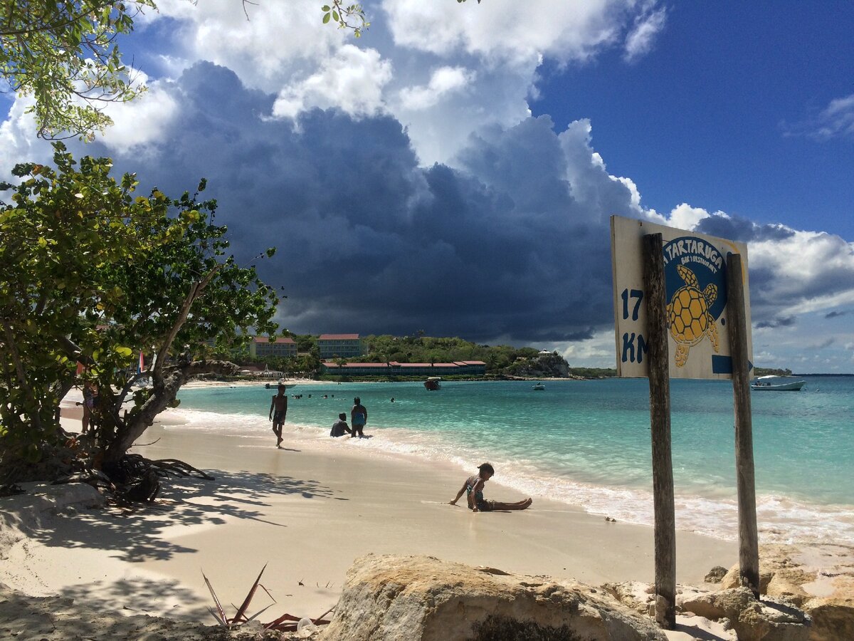 В это сложно поверить, но на Антигуа можно еще и учиться, а не только тусоваться на пляже. 