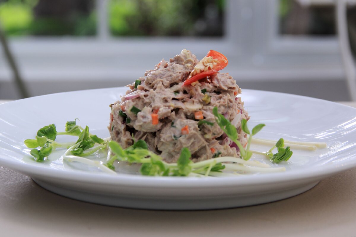 Рецепт салата с консервированным тунцом