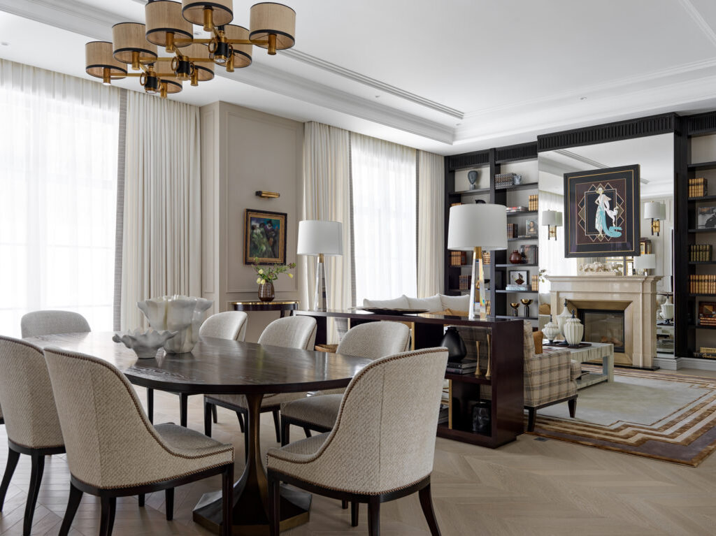 Фрагмент гостиной. Диван, кресла и стол, Century Furniture; стулья, Mr. & Mrs. Howard; консоль, Polina Pidtsan Furniture; лампы и бра, Visual Comfort & Co.; люстра. Pieter Adam; камин из мрамора с латунной топкой — “Камины Петербурга”.