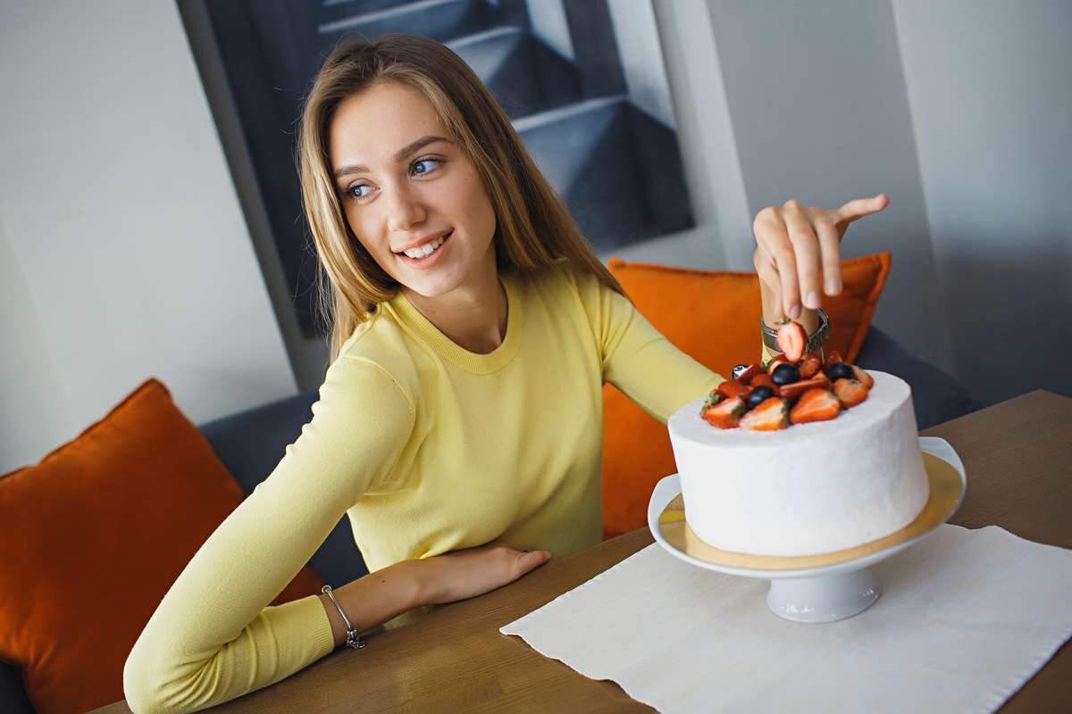 Девушка с тортом. Взято с Яндекса