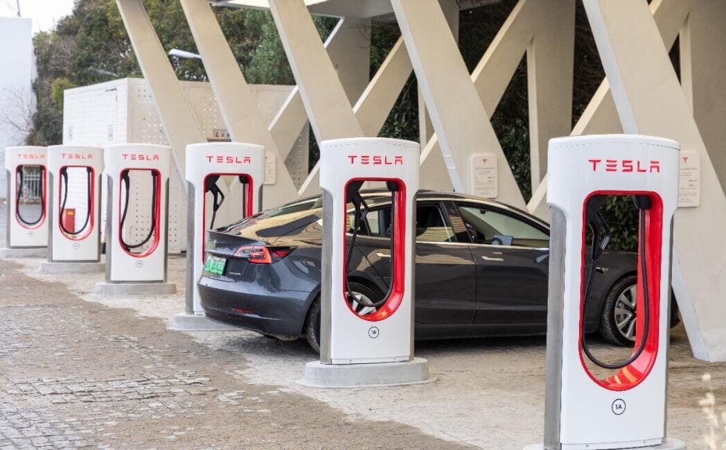 Новая станция быстрой зарядки Tesla V3Supercharger в Пиндиншане (пров.Хэнань, Китай)