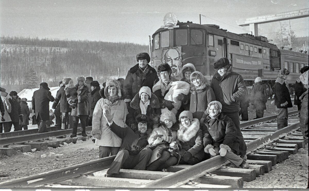 А это фотография из той самой статьи. Какие все молодые, воодушевлённые!