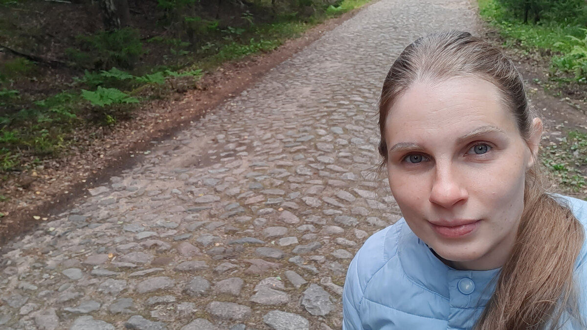 такие булыжные дороги, выложенные вручную. Их много