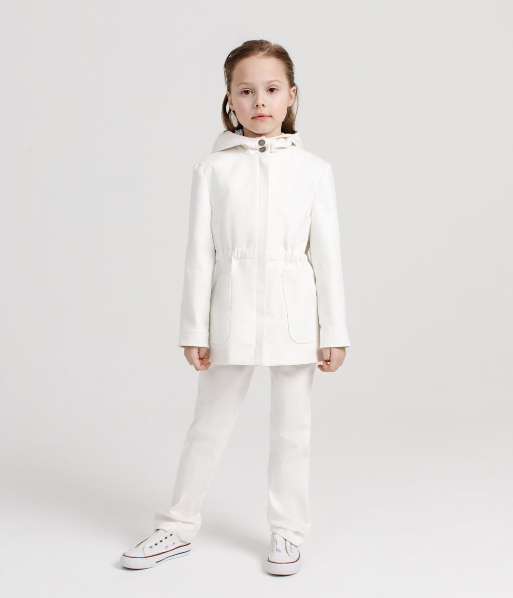 Белые джинсы прекрасно сочетаются с любой обувью: с кроссовками, ботильонами  или массивной обувью в стиле милитари