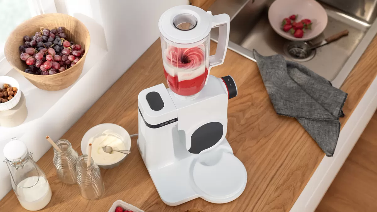 У кухонной машины есть насадка-блендер в виде чаши, с которой можно готовить ягодные смузи и крем-супы