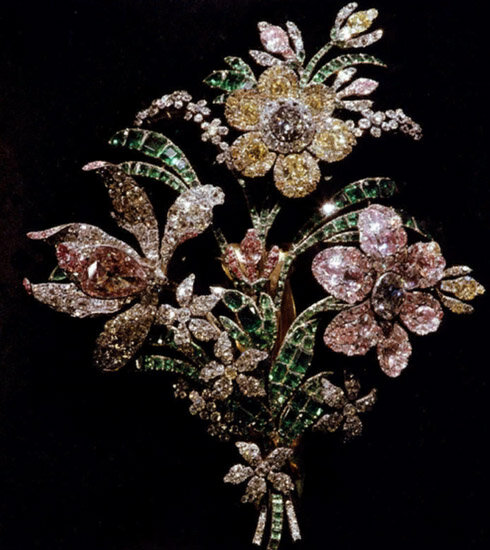 Большой букет Екатерины Алексеевны. Жереми Позье. 1760 год.Изумруды, бриллианты. Под бриллианты подложена фольга, для создания эффекта многокрасочности.Единственный 15 каратный алмаз имеет природный сиренево-розовый цвет.