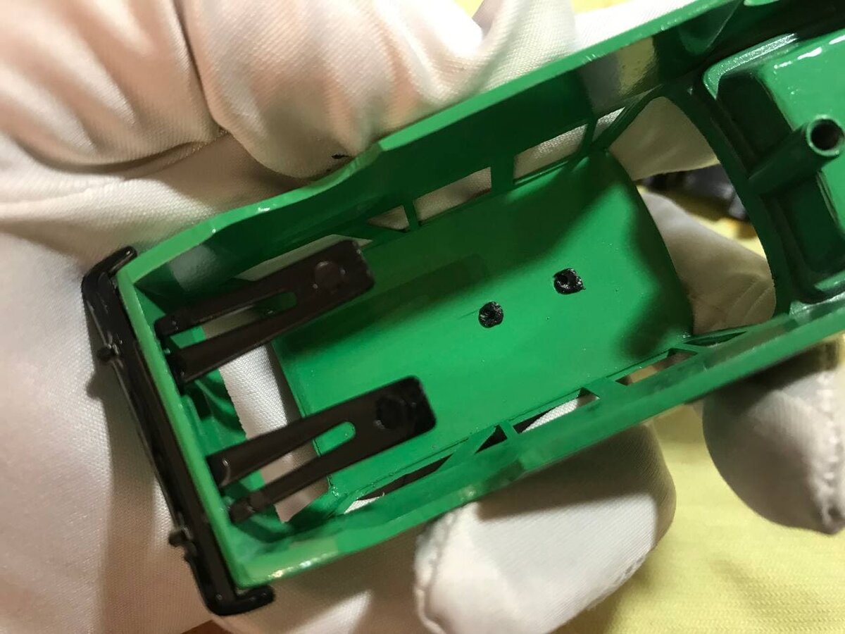 Багажник и двигатель были распаяны примерно так, как это делали на АГАТе. К слову, модель окрашена вполне достойно, хоть и толстовато. 