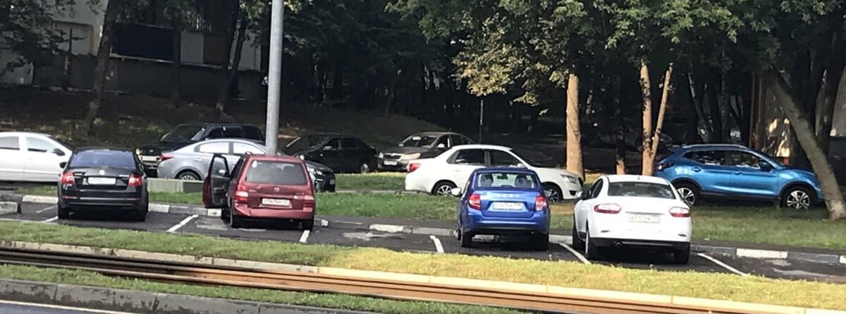 Недостатка машин в наших дворах нет