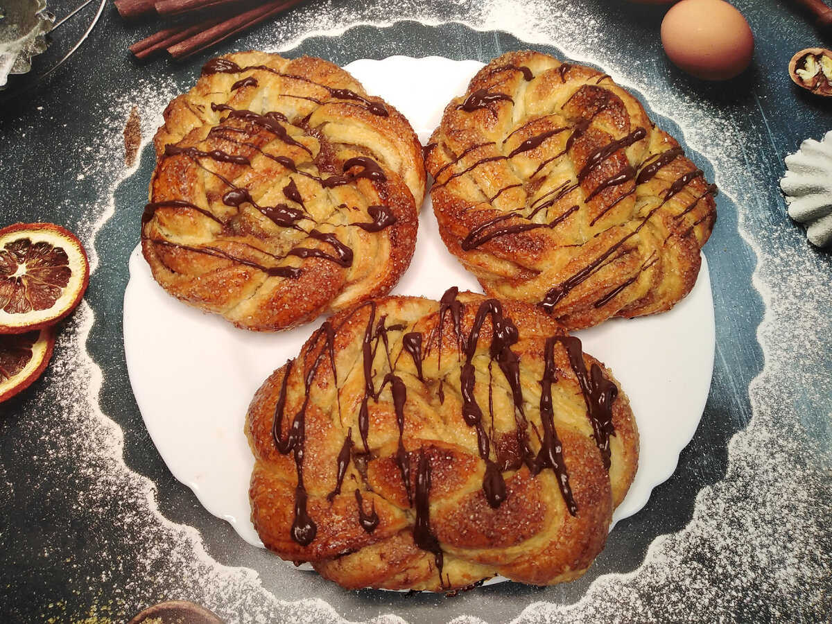 Сегодня я предлагаю вам приготовить вкусную и ароматную выпечку к чаю – пряные плетеные булочки. Плетеные булочки получаются нежными, воздушными, очень ароматными  и, потрясающе вкусными.