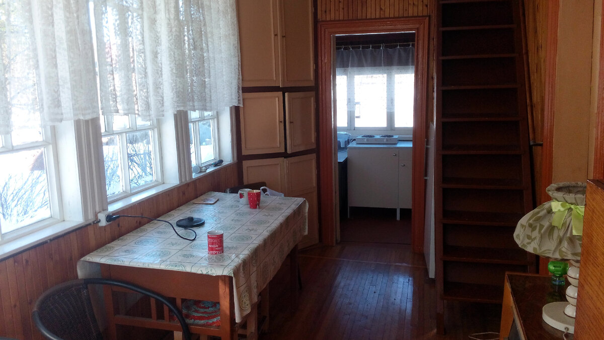 Веранда служила также столовой (справа-лестница на мансарду, под лестницей - холодильник)
