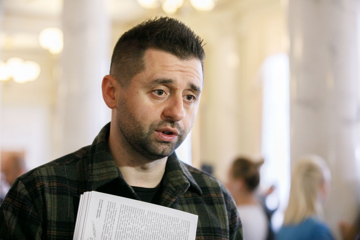 Сбор подписных листов для услужливого Д. Арахамии — дело привычное (Фото: replyua.net)