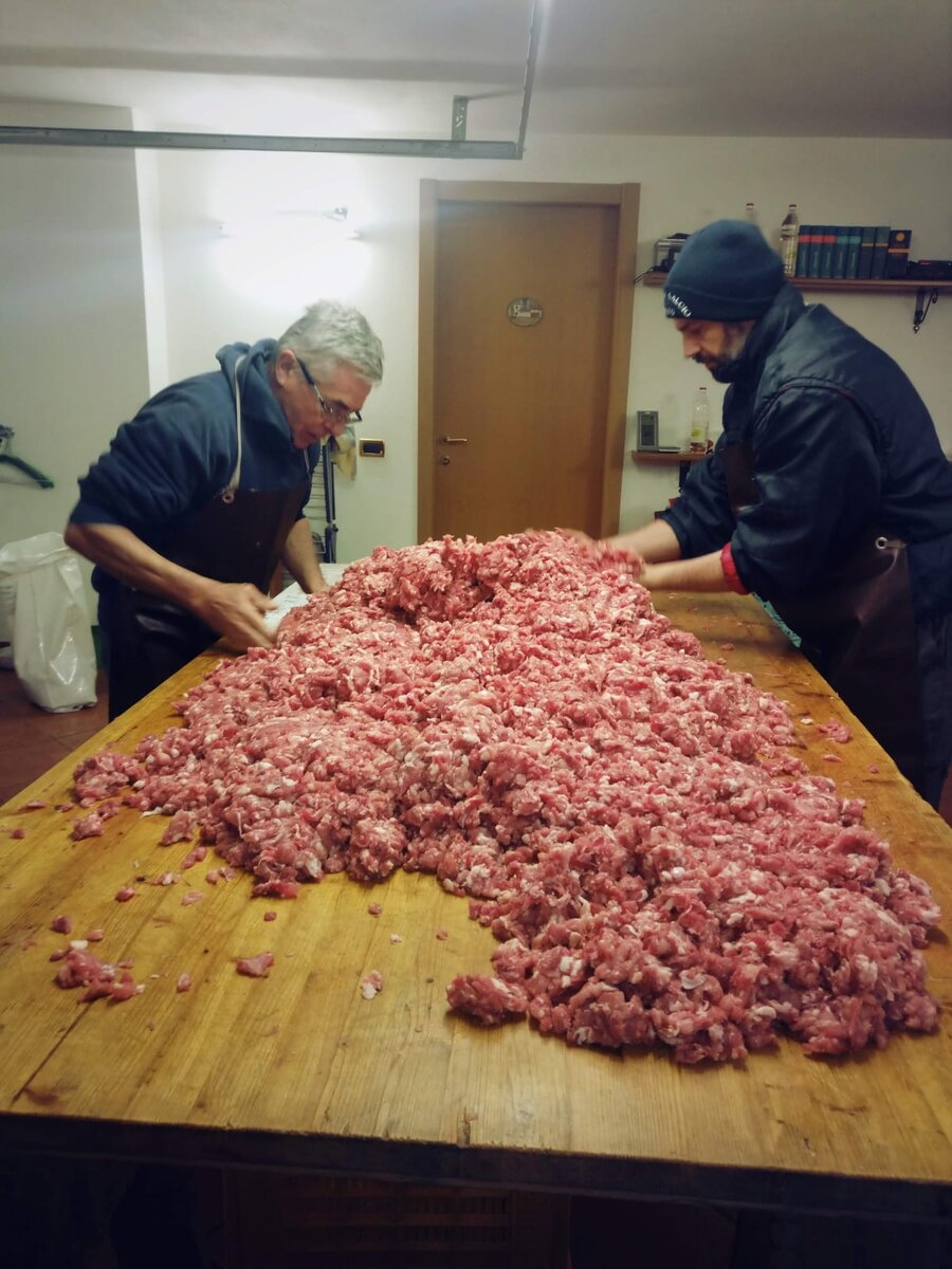 Паулино с сыном делают заготовку колбасы для личного пользования. Листайте галерею.