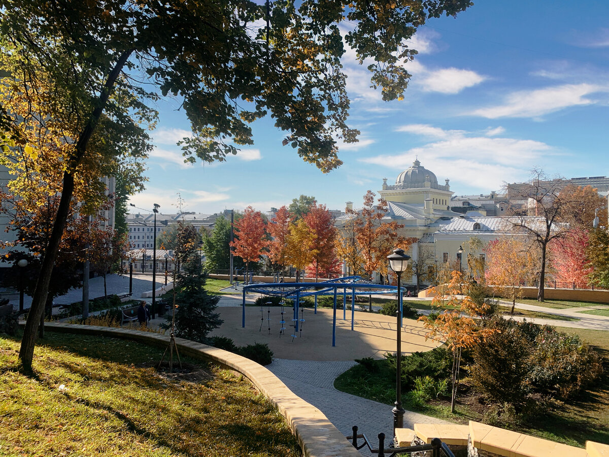 Со смотровой площадки парка "Горка" открывается вид на Московскую хоральную синагогу. Фото автора