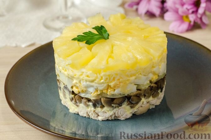 Салат с ветчиной, ананасами и сыром – рецепт