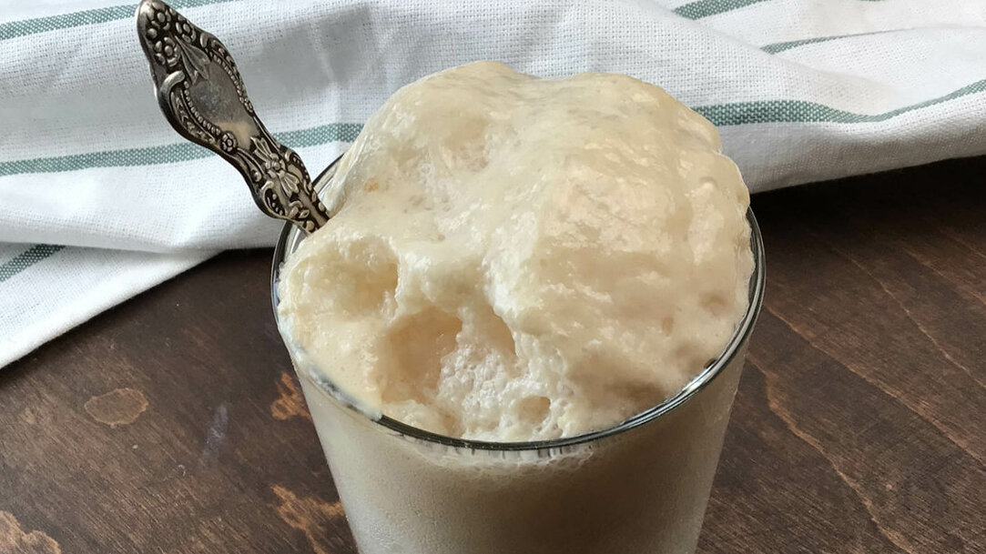 Разводим дрожжи тёплым молоком и даём подняться им шапочкой.