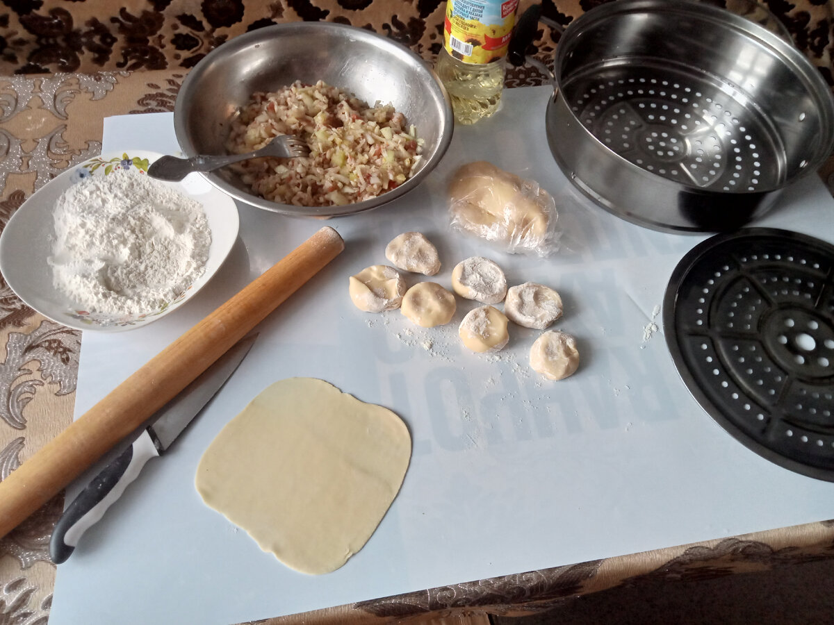 поверхность частей мантоварки ОБЯЗАТЕЛЬНО смазать подсолнечным маслом, чтобы изделия не прилипли при варке.