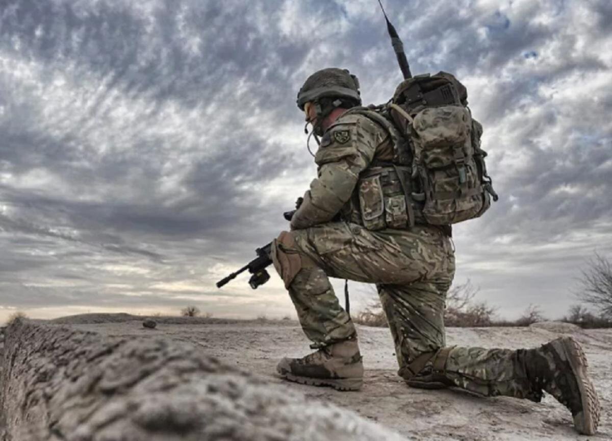 Военный на тропе.  фото: картинки  яндекса.