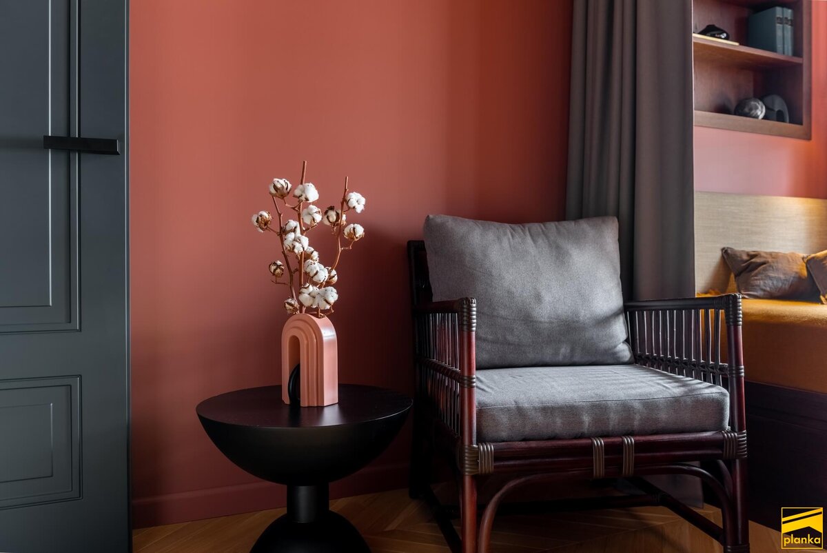 Кресло в малой комнате