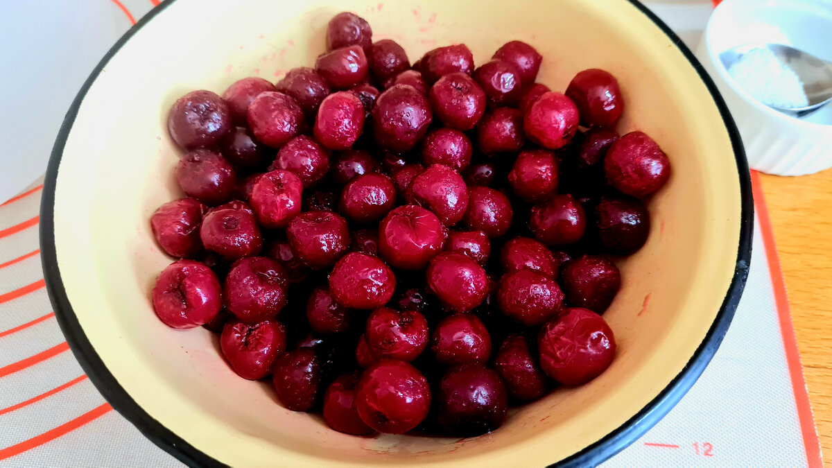 Фото автора.Замороженной вишне даю немного оттаить.