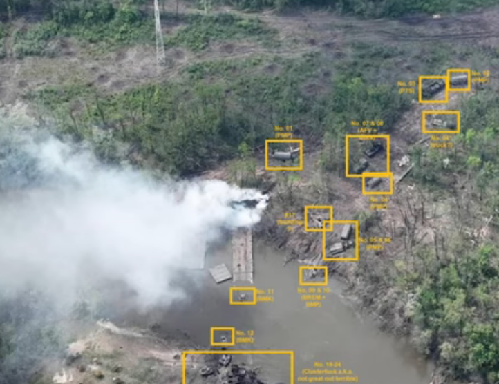 Здесь дым уже непосредственно у правого понтона. Скриншот фото из открытых источников