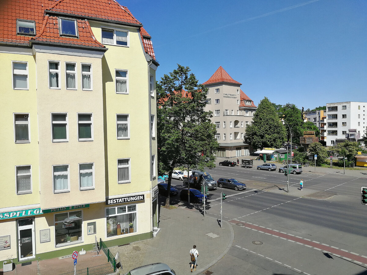 На переднем плане - тот самый дом, о котором идет речь.