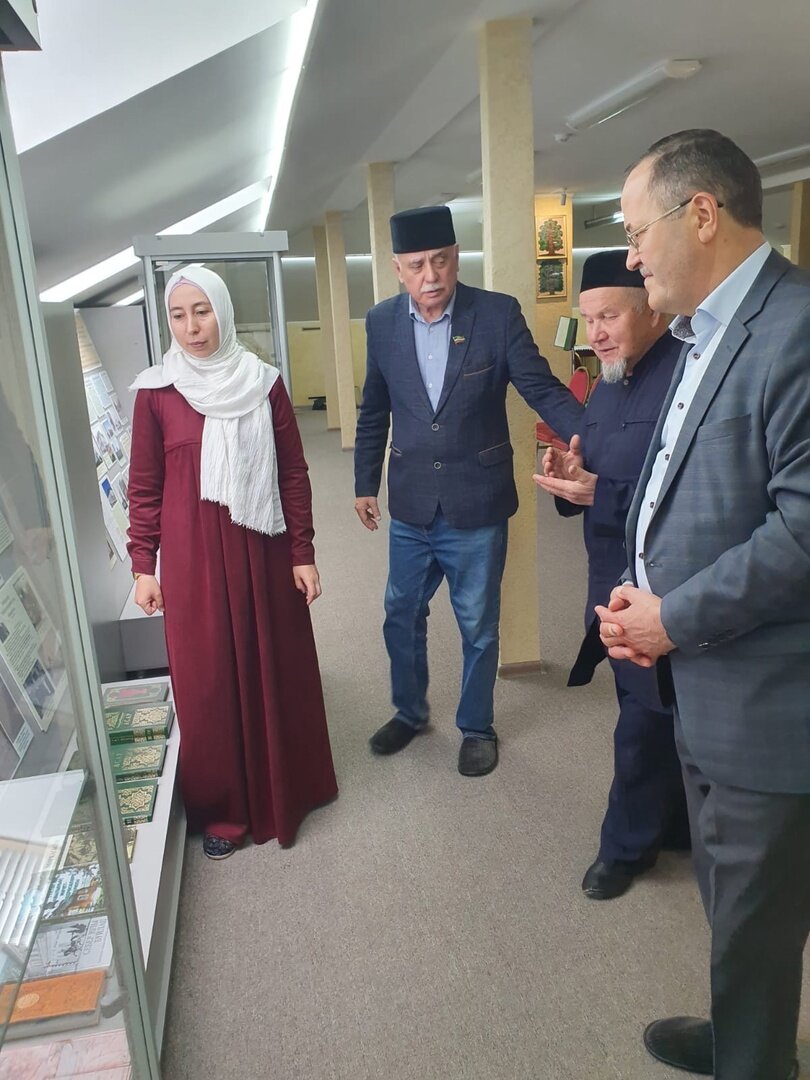 Кунаклар мәчеттә.