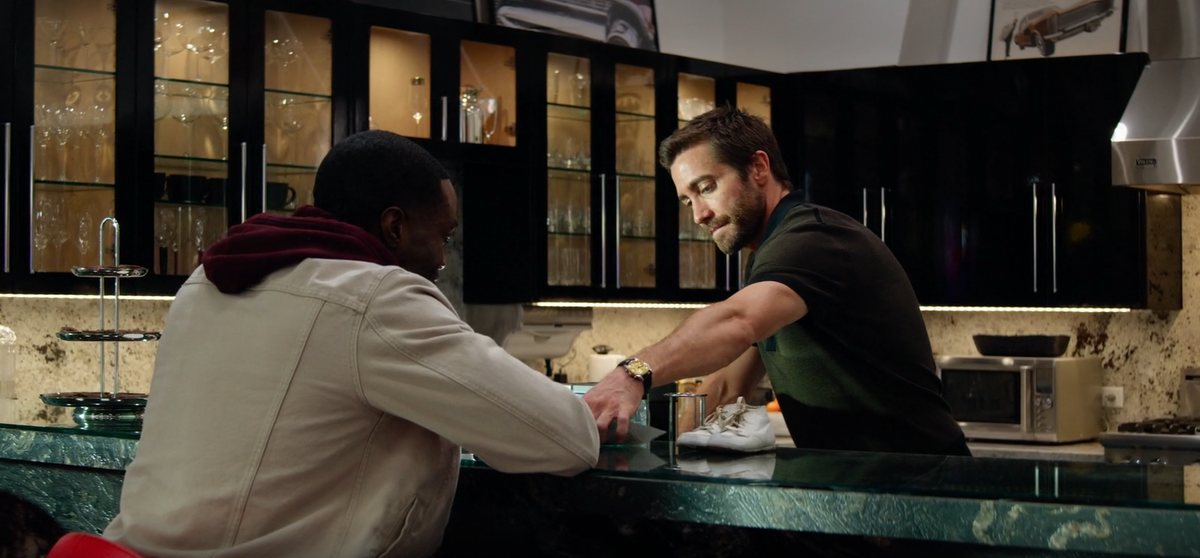 Джилинхол угощает своего друга выпивкой