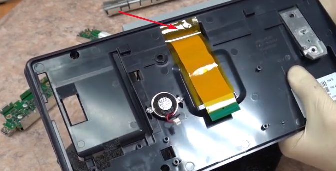 Снимаем металлический защитный экран