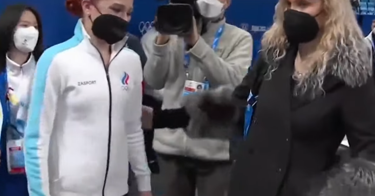 После объявление результатов Александра Трусова пытается отстраниться от всех. Источник фото: официальный сайт Первого канала.