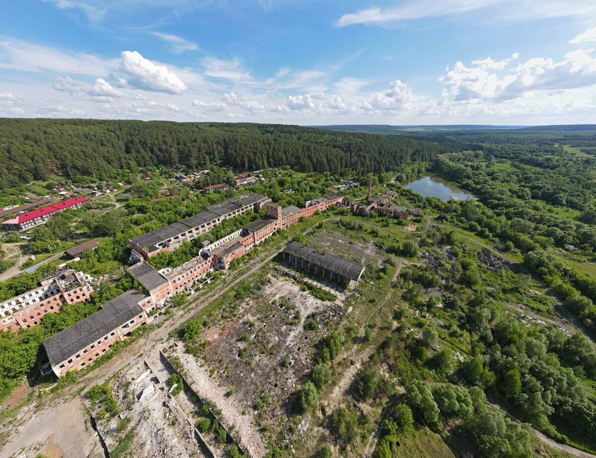 Оцените размер заброшенного предприятия, где когда-то трудились тысячи рабочих. Позади Румянцевской фабрики находится рабочий поселок им. Ленина