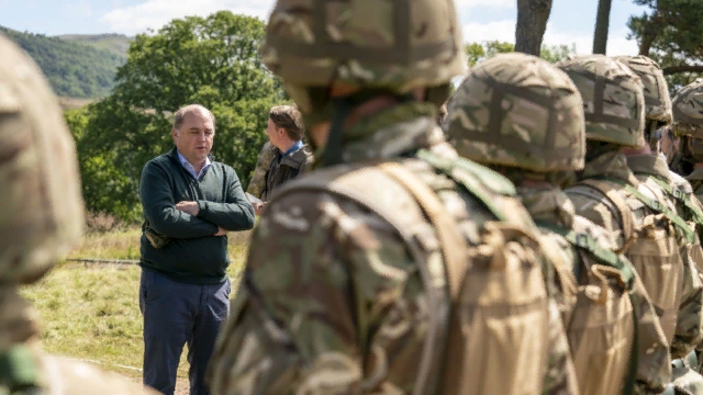 Бен Уоллес, министр обороны Британии что-то рассказывает украинским военным