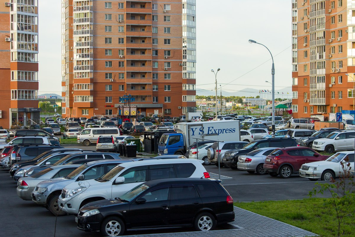 Гудеть двором. Машина во дворе. Стоянка машин во дворе. Парковка у дома. Дом с парковкой.