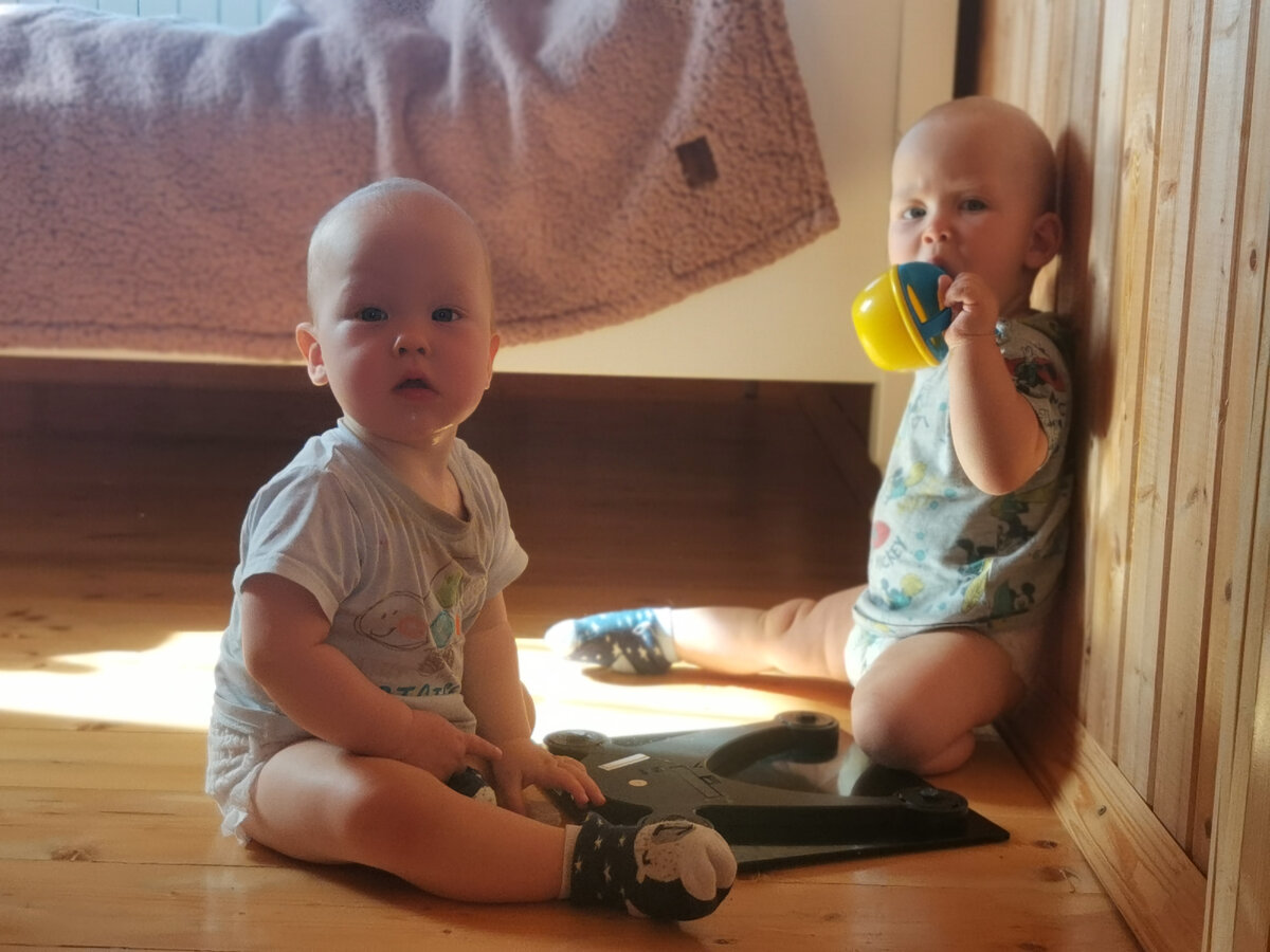 Мальчишки пытаются взвеситься