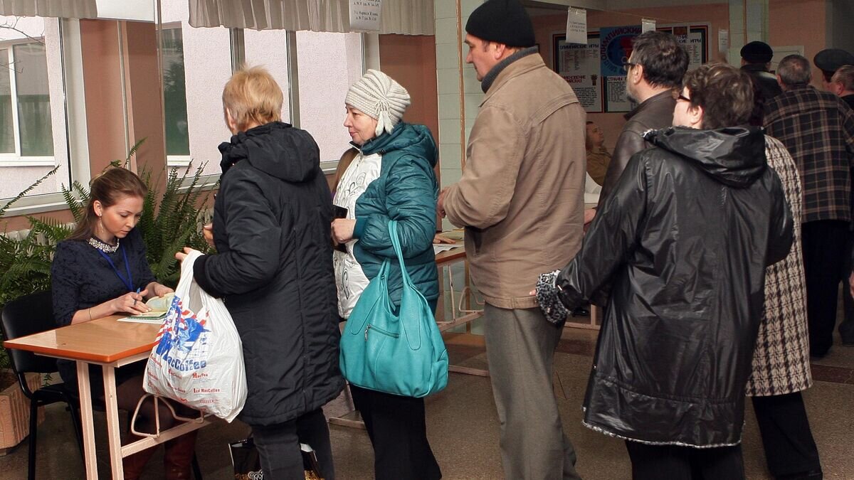    Жители Симферополя на одном из избирательных участков во время голосования на референдуме о статусе Крыма© РИА Новости / Тарас Литвиненко