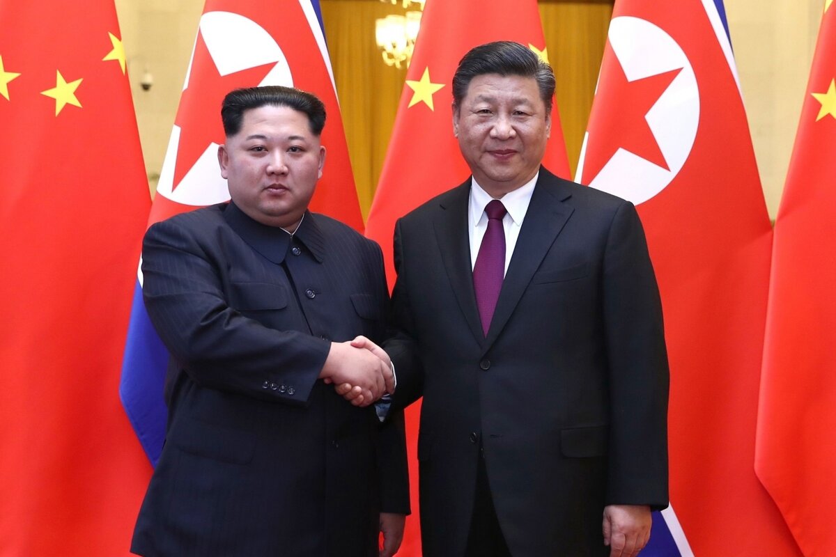 Лидеры Китая и Северной Кореи Си Цзиньпин и Ким Чен Ын