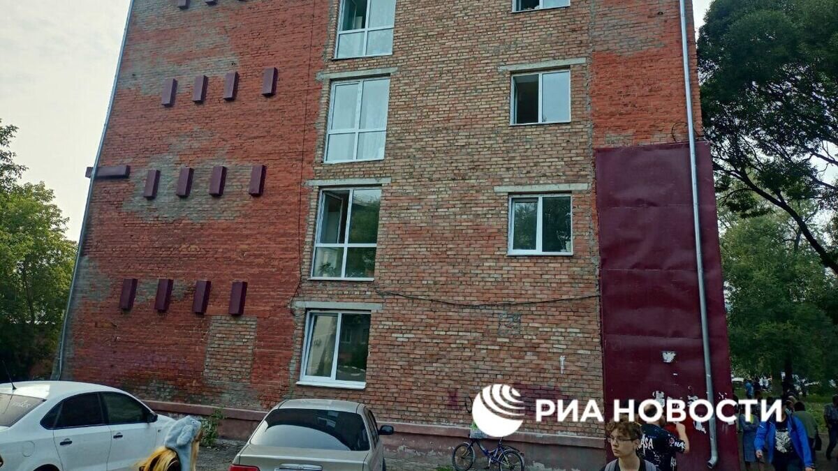    Дом, стоящий напротив обрушившейся пятиэтажки в Омске© РИА Новости