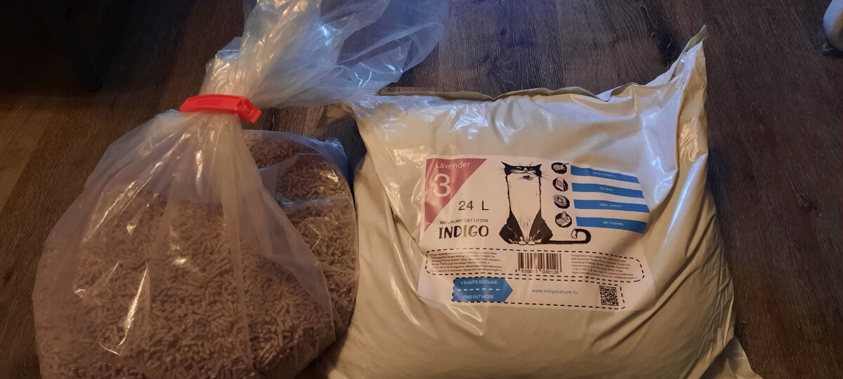Дорогой наполнитель, который по неизвестной причине не понравился моей кошке. Здесь около 20 кг. Вечером повезем в частный кошачий приют, который нуждается в любой помощи.