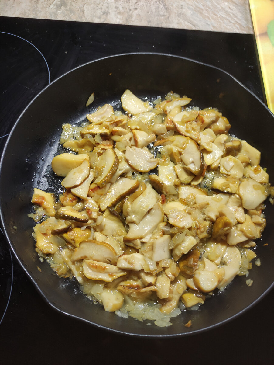 Обжариваем грибы.